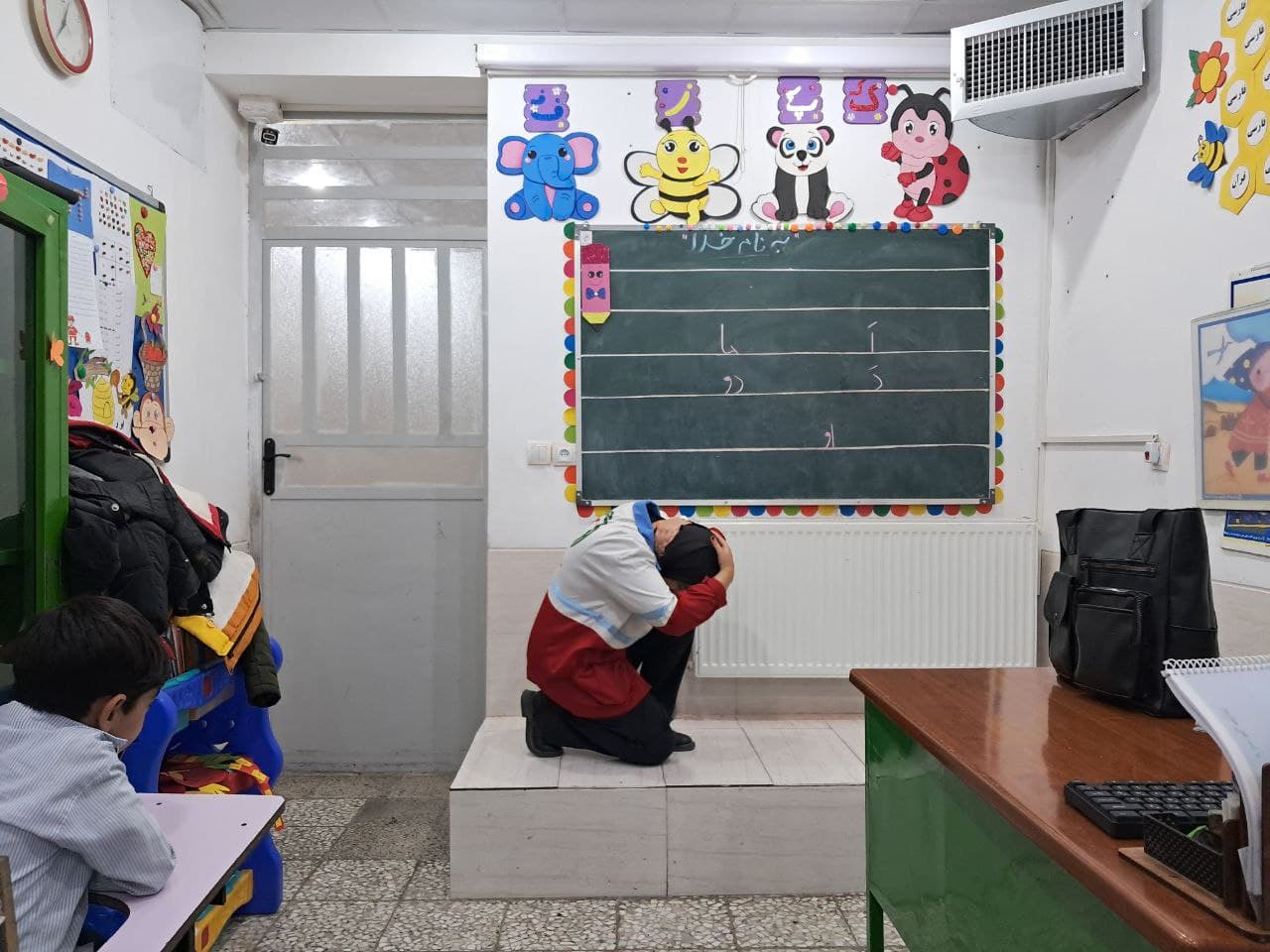 آموزش مورد نیاز هنگام وقوع زلزله به دانش آموزان دبستان غیردولتی البرز مرودشت توسط اعضا سازمان هلال احمر